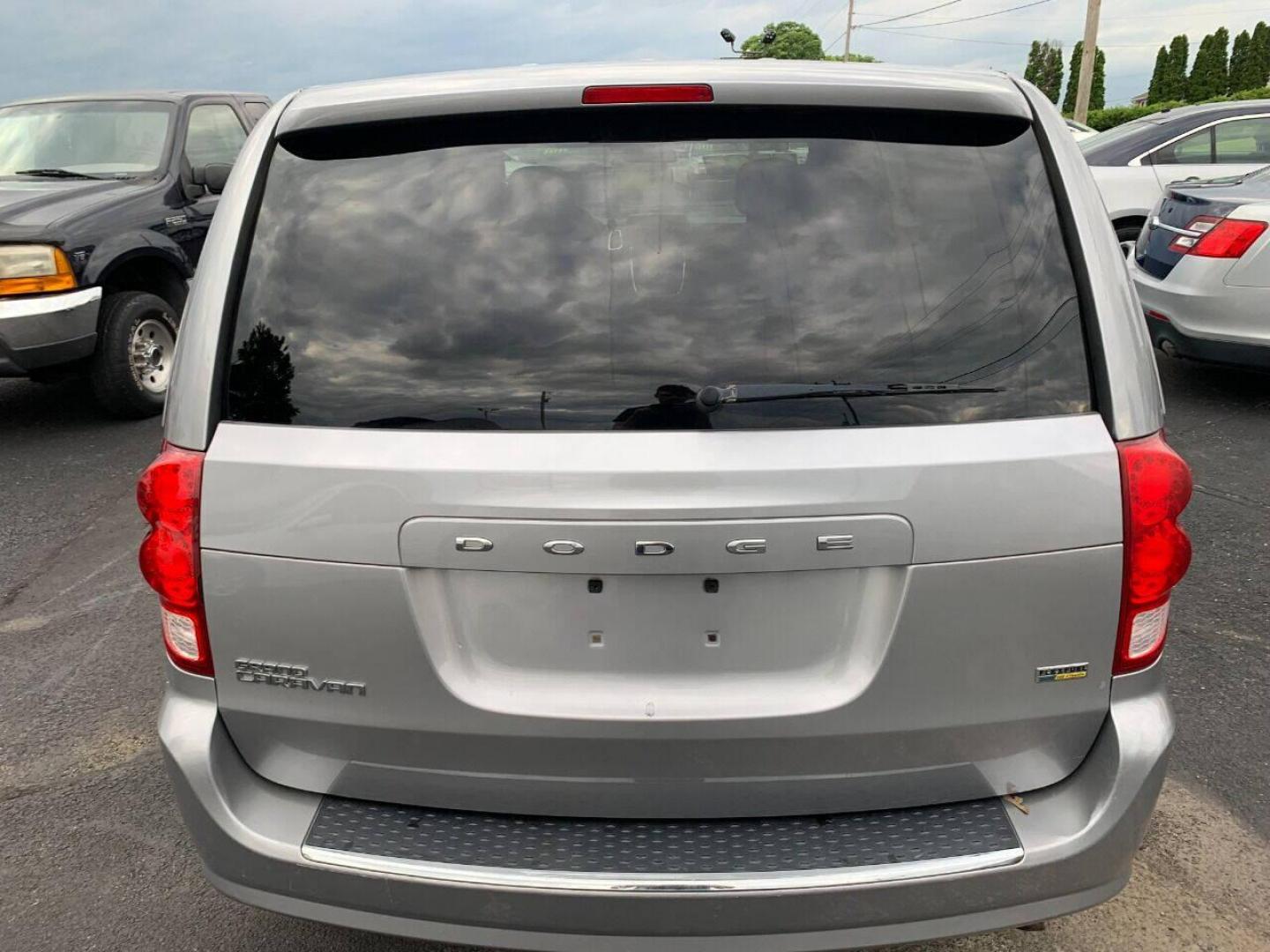 2016 Silver Dodge Grand Caravan (2C4RDGBG2GR) with an 3.6L V6 3.6L V6 engine, located at 4845 Woodbury Pike, Roaring Springs, PA, (814) 317-5008, (814) 317-5008, 40.250935, -78.366959 - 2016 Dodge Grand Caravan, 3.6L, V6, automatic, 3rd row, Flex Fuel, FWD, 188k, new tires, air conditioning and more. Vehicle has some deep scratches on driver rear side. If interested, please call 814-317-5008 or 814-497-4383. - Photo#3