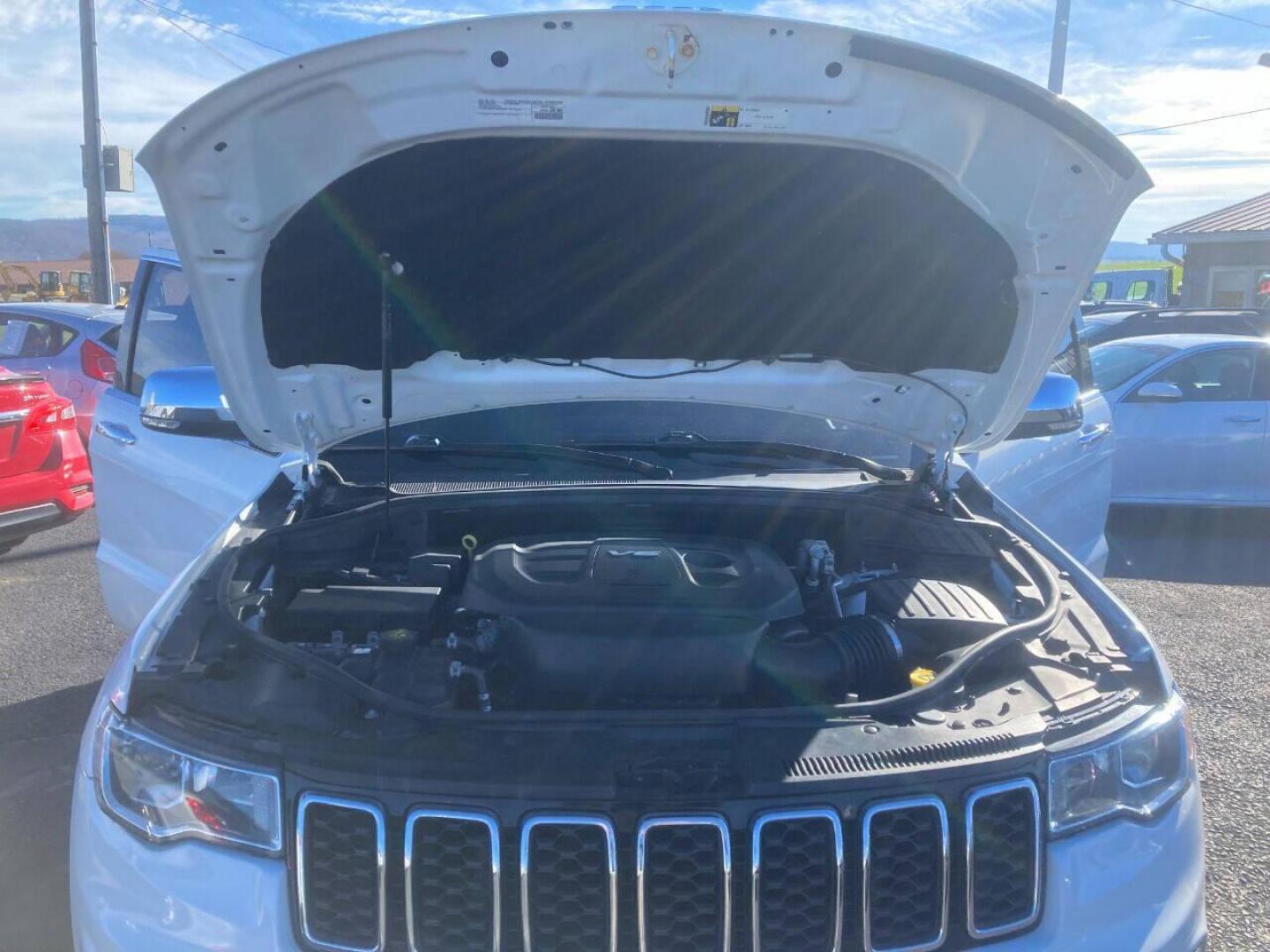 2018 White Jeep Grand Cherokee (1C4RJFBG4JC) with an 3.6L V6 3.6L V6 engine, located at 4845 Woodbury Pike, Roaring Springs, PA, (814) 317-5008, (814) 317-5008, 40.250935, -78.366959 - Photo#12