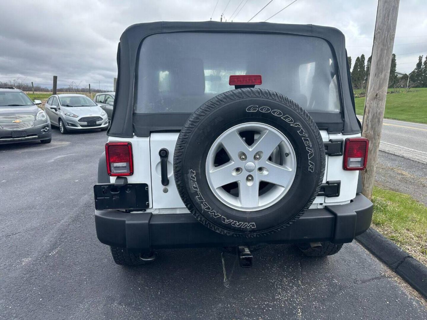 2017 White Jeep Wrangler (1C4AJWAG8HL) with an 3.6L V6 3.6L V6 engine, located at 4845 Woodbury Pike, Roaring Springs, PA, (814) 317-5008, (814) 317-5008, 40.250935, -78.366959 - Photo#3