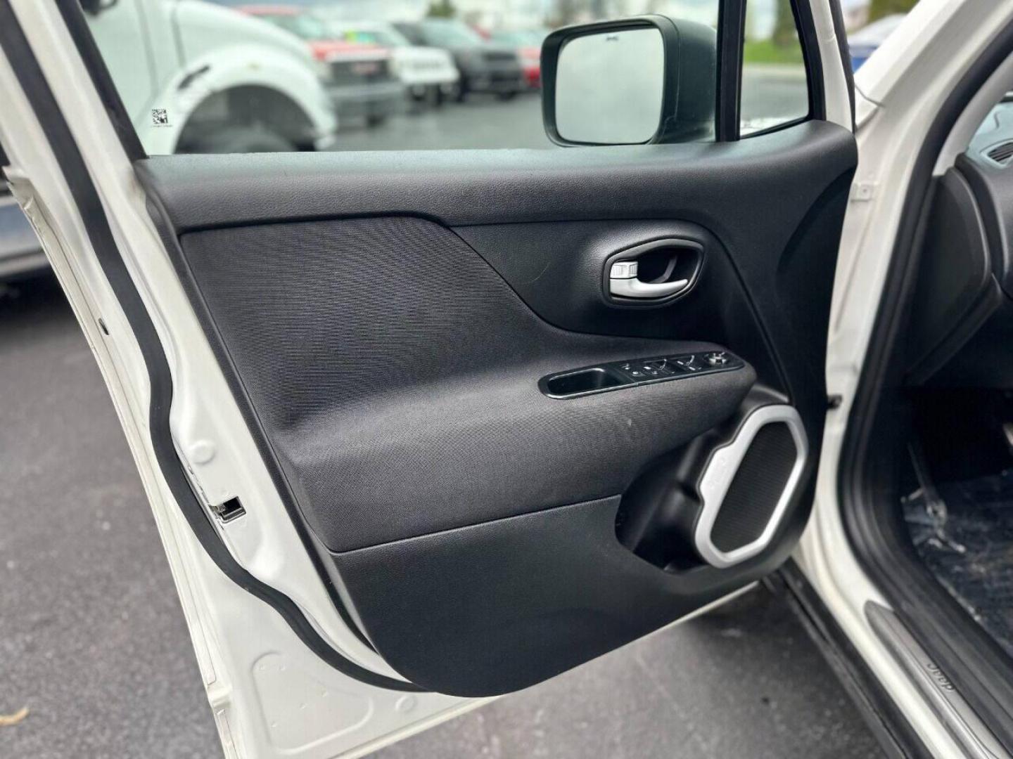 2020 White Jeep Renegade (ZACNJBAB7LP) with an 2.4L I4 2.4L I4 engine, located at 4845 Woodbury Pike, Roaring Springs, PA, (814) 317-5008, (814) 317-5008, 40.250935, -78.366959 - Photo#4