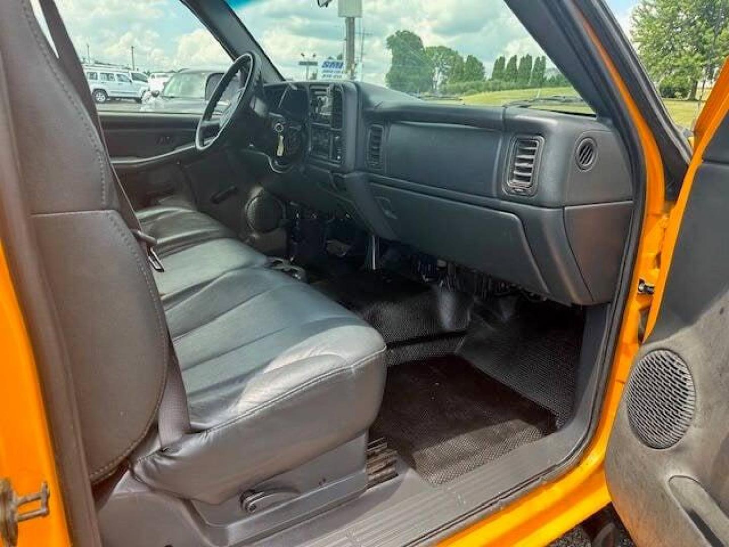 2001 Orange GMC Sierra 2500HD (1GTHC24151E) with an 6.6L V8 Turbocharger 6.6L V8 engine, located at 4845 Woodbury Pike, Roaring Springs, PA, (814) 317-5008, (814) 317-5008, 40.250935, -78.366959 - Photo#6